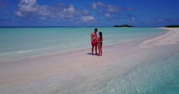 Романтичні Любителі Відпустки Відпочивають Піску Біля Моря Таїланді — стокове відео