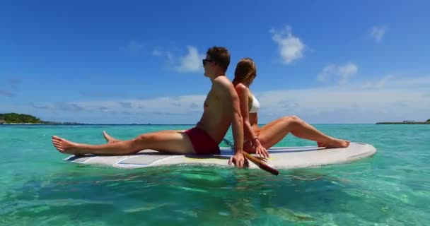 Νεαρός Άντρας Και Γυναίκα Κολυμπούν Ιστιοσανίδα Στη Θάλασσα Όμορφο Ζευγάρι — Αρχείο Βίντεο