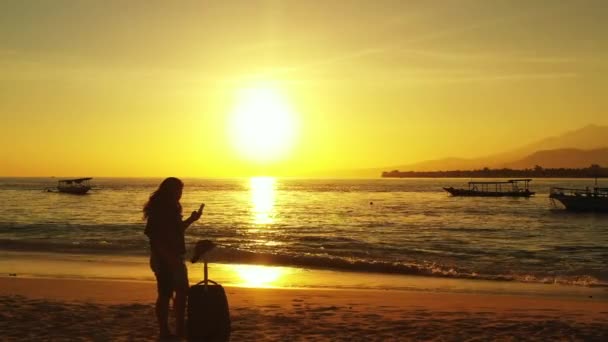 Ηλιοβασίλεμα Αντανακλά Στην Υγρή Άμμο Και Θαλασσινό Νερό Γυναικεία Σιλουέτα — Αρχείο Βίντεο