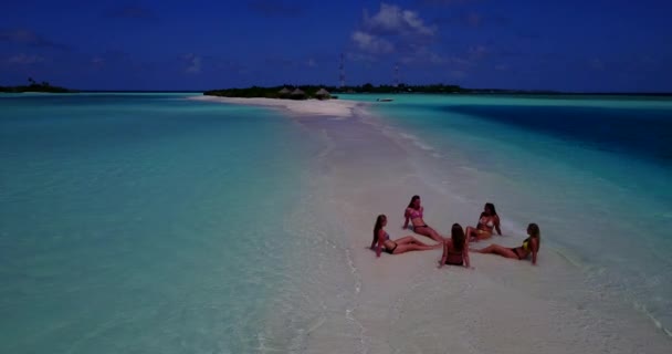 Mulheres Férias Praia Relaxando Água Mar Azul Turquesa Caribe — Vídeo de Stock