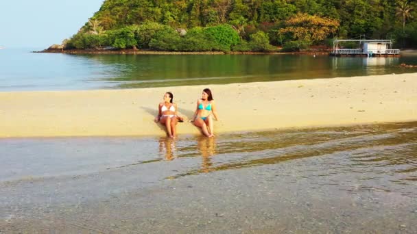 Duas Jovens Amigas Biquíni Deitado Costa Mar Banhos Sol Mulheres — Vídeo de Stock