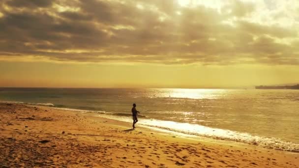 Pescador Pesca Com Uma Vara Pôr Sol Praia Oceano Barbados — Vídeo de Stock
