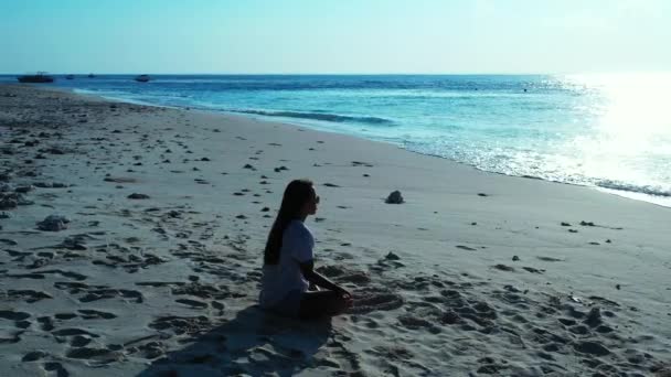 女孩坐在沙滩上做瑜伽 — 图库视频影像
