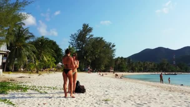 Twee Jonge Vriendinnen Bikini Staan Aan Zandige Zeekust Een Meisje — Stockvideo