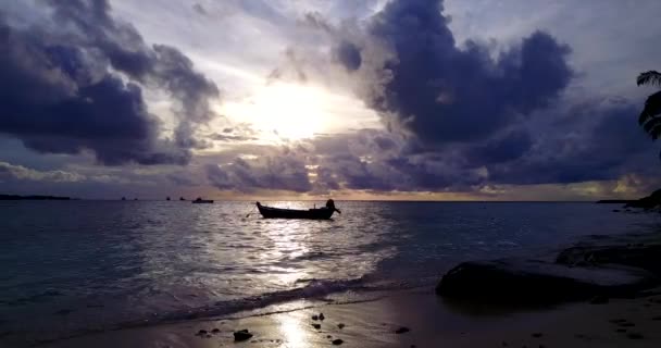 Vista Dramática Crepúsculo Beira Mar Com Barco Costa Cenário Tailândia — Vídeo de Stock