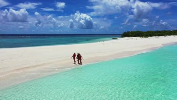 Троє Друзів Йдуть Пляж Сміються Літній День Насолоджуючись Відпусткою Мальдівах — стокове відео