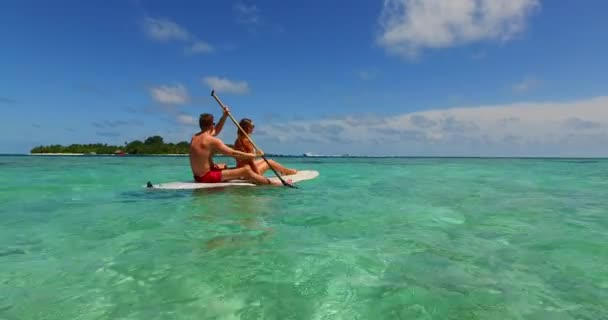 Καταπληκτικό Ζευγάρι Paddleboard Surfboard Surfing Μαζί Στη Θάλασσα Του Ωκεανού — Αρχείο Βίντεο