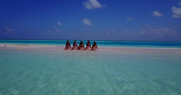 一个穿着比基尼的漂亮女人在马尔代夫的白沙滩上 靠近蓝色的海洋 期待已久的暑假 — 图库视频影像