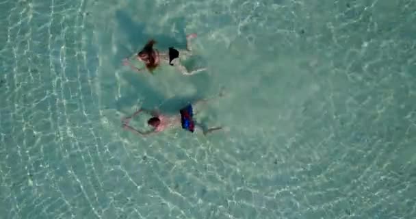Чоловік Своєю Привабливою Подругою Відпочиває Тропічному Океані Концепція Літнього Подорожі — стокове відео