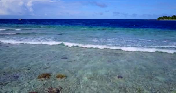 動きの波の近くのビュー マレーシア アジアでの夏のリラクゼーション — ストック動画