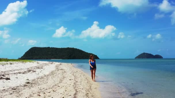 Vista Uma Menina Andando Praia Areia Pensando Algo — Vídeo de Stock