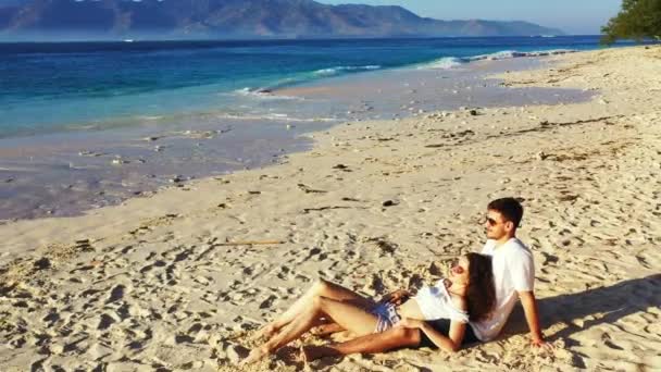 在热带海滩上放松的浪漫夫妇 — 图库视频影像
