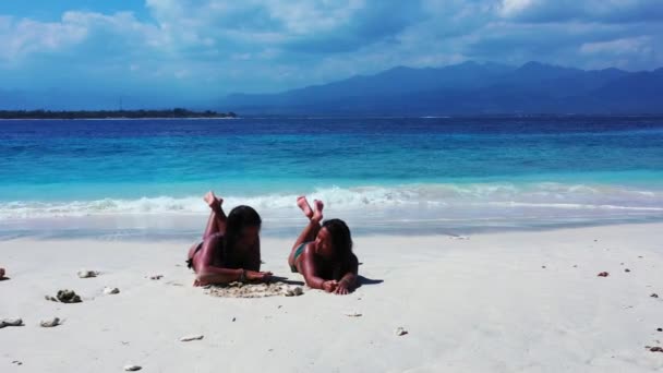 Zwei Mädchen Haben Eine Schöne Zeit Und Sonnen Sich Sandstrand — Stockvideo