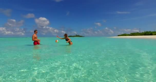 若い男と女は海水でバレーをする 美しいカップルは熱帯リゾートに休みます — ストック動画