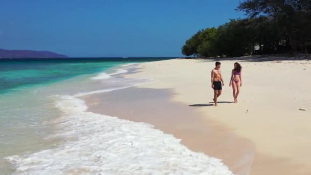Isla Lujo Cristal Océano Video Con Pareja Enamorada Caminando Costa — Vídeo de stock