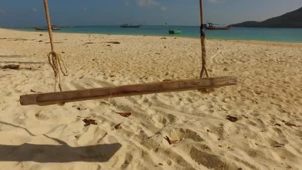 Bewegende Schommel Het Strand Met Zee Achtergrond Zomertijd Ontspanning Bali — Stockvideo