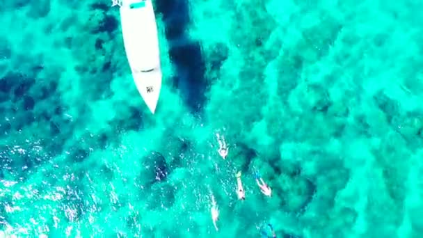 Turisti Che Fanno Snorkeling Vicino Alla Barca Scena Tropicale Bali — Video Stock