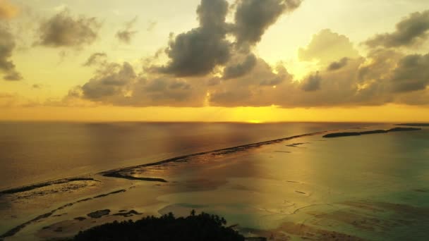 Luftaufnahme Des Gelben Sonnenuntergangs Meer Exotische Sommerreise Nach Bali Indonesien — Stockvideo