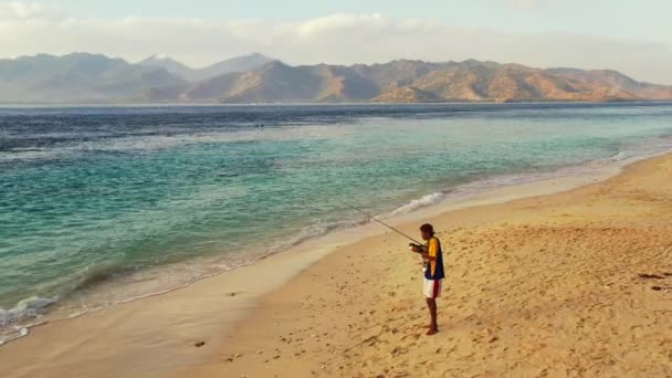 Drohnen Ansicht Des Jungen Fischers Der Strand Auf Bergen Fischt — Stockvideo