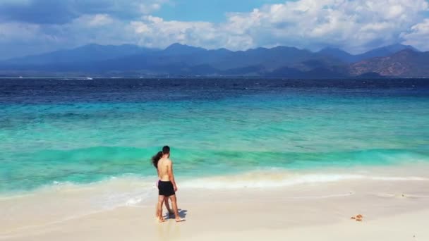 Feliz Joven Mujer Caminando Con Novio Costa Isla Tropical Concepto — Vídeo de stock