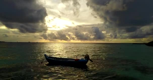 Ein Boot Während Der Goldenen Stunde Meer Sommerentspannung Auf Den — Stockvideo
