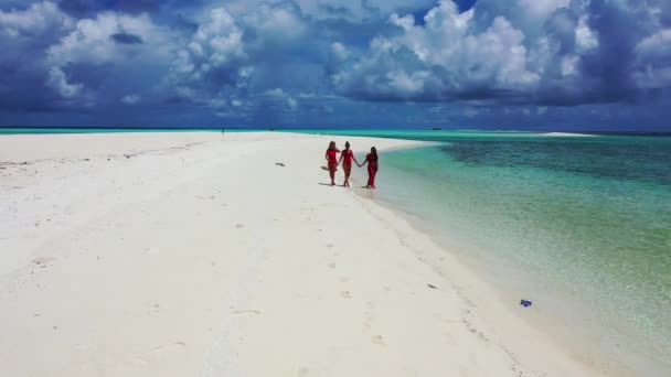 Tropisch Uitje Exotisch Strand Vrouwelijke Vrienden Ontspannen Maagdelijk Strand Malediven — Stockvideo