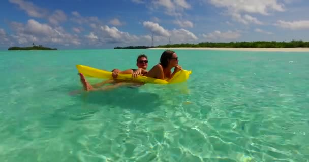 Heureux Couple Vacances Plage Relaxant Jour Été Aux Maldives — Video