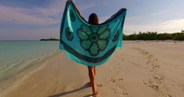 Ηλιόλουστη Νεαρή Γυναίκα Που Χαλαρώνει Στο Γαλάζιο Της Θάλασσας Την — Αρχείο Βίντεο