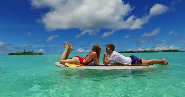 Jeune Couple Sur Planche Surf Surfant Ensemble Dans Mer Turquoise — Video