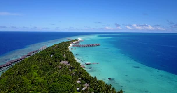 Verbazingwekkende Zeegezicht Landschap Met Bungalows Groene Eiland Kustlijn Vakantie Doorbrengen — Stockvideo