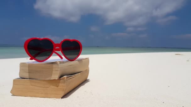 Gafas Rojas Con Libros Playa Relajación Verano Bali Indonesia — Vídeos de Stock