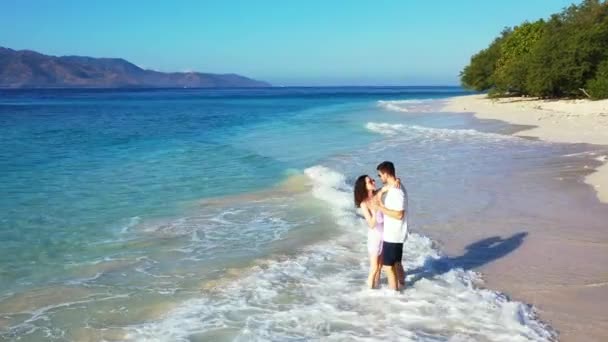 Mężczyzna Swoją Atrakcyjną Dziewczyną Relaksującą Się Plaży Przed Turkusową Krystaliczną — Wideo stockowe