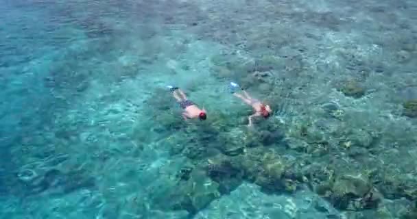 Joven Hombre Mujer Buceando Mar Turquesa Hermosa Pareja Descansando Resort — Vídeo de stock