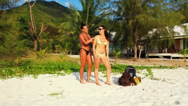 Dwie Młode Dziewczyny Stojące Piaszczystym Wybrzeżu Morza Kąpiące Się Rozmawiające — Wideo stockowe