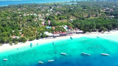 Güzel deniz suyu ve plajları olan sahil şeridinin havadan görüntüsü.