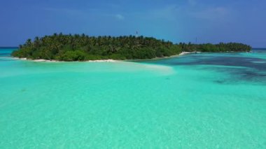 Şeffaf turkuaz kıyı şeridi kenarlı ada. Koh Samui, Tayland 'a egzotik yolculuk.