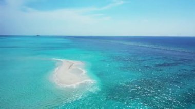 Canlı turkuaz denizde beyaz kum yolu. Endonezya, Bali 'de yaz deniz manzarası. 