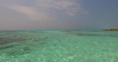 Kıyı şeridindeki temiz sığ suya bakıyorum. Endonezya, Bali 'deki egzotik manzara.  