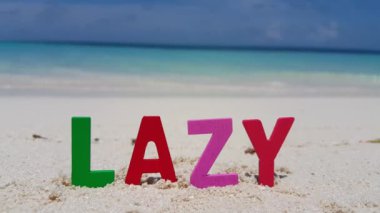 Plajdaki tembel harfler. Tayland, Asya 'da tatil sahnesi. 