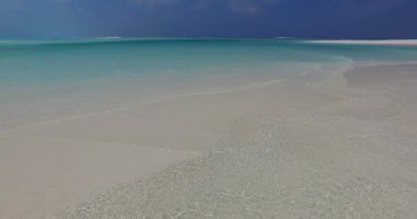 Beyaz kumlu sakin bir sahil. Tayland 'da boş zaman.