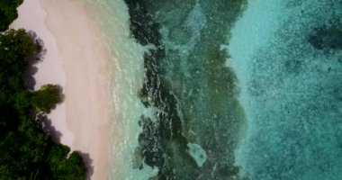 Dalgalı suyla kıyı şeridinin en üst görüntüsü. Tayland 'da boş zaman. 