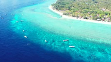 İHA 'dan deniz manzarasını gözlemliyorum. Tayland, Asya 'da tatil sahnesi. 
