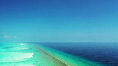 Canlı turkuaz deniz manzarası. Tayland 'da yaz mevsimi.  