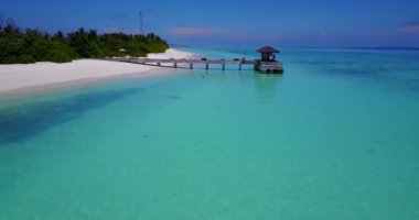 Turkuaz deniz kıyısındaki ahşap iskele. Endonezya, Bali 'nin tropik cenneti.