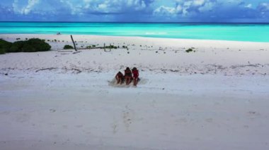 Yaz tatili konsepti, bikinili mutlu kadınlar tropik plajlarda dinleniyor, Koh mak, Tayland.