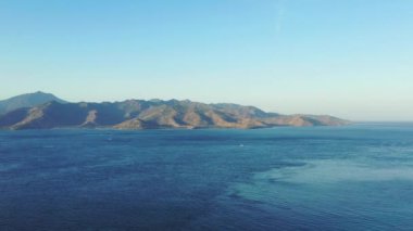 Dağın arka planında deniz manzarası. Tayland, Asya 'da yaz tatili. 