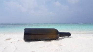 Plajda cam şişe. Malezya, Asya 'da yaz tatili.