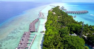 Tropik adadaki bungalovlar. Dominik Cumhuriyeti doğası, Karayipler.