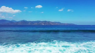 Dağın arka planında deniz manzarası. Endonezya, Gili Trawangan 'da yaz sahnesi.
