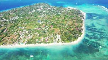 Okyanus kıyısındaki tropik adanın yukarıdan görünüşü 